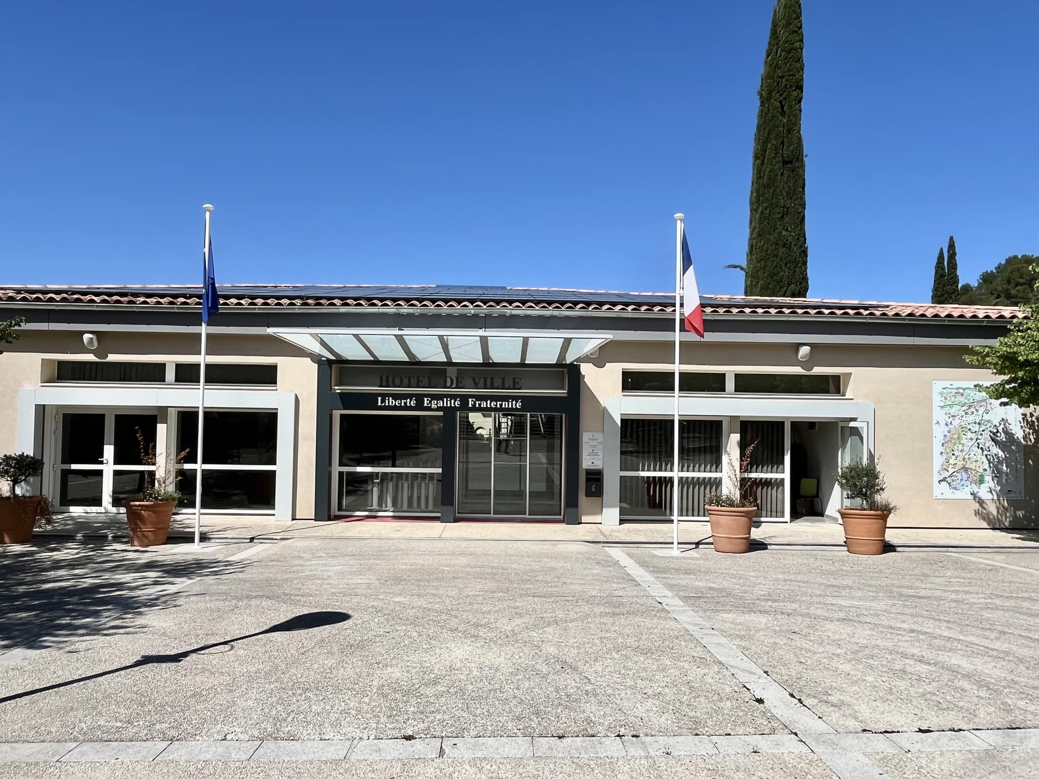 Nouvelle signalétique pour l'entrée de l'hôtel de Ville